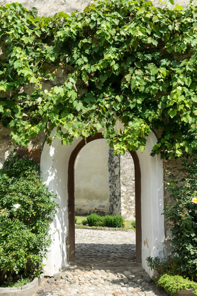 古い石造りの建物のアーチ型のドア;屋外 - 写真・画像