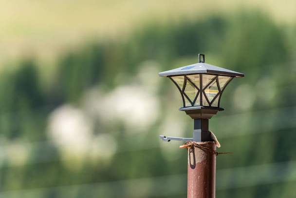 Вулична лампа на розмитому фоні - сонячний день
 - Фото, зображення
