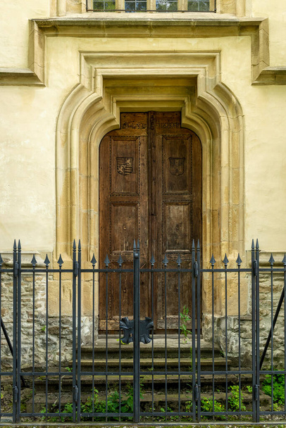 Puerta vieja en la fachada de piedra buildin
 - Foto, imagen