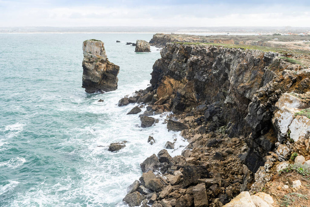 ポルトガル、レイリア州ペニチェのパポア島の美しい海岸 - 写真・画像