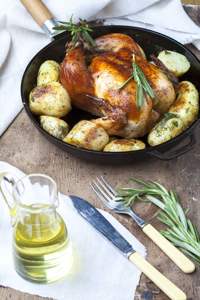 Pečený krocan nebo kuře. Ozdobená rozmarýnem a novými brambory. Smažené kuře, stůl. Vánoční večeře. Pohled shora - Fotografie, Obrázek
