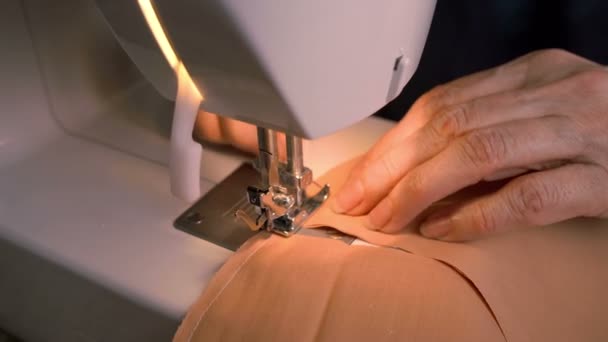 Mujer utilizar la máquina de coser para hacer una mascarilla casera de tela de algodón de cerca
 - Metraje, vídeo