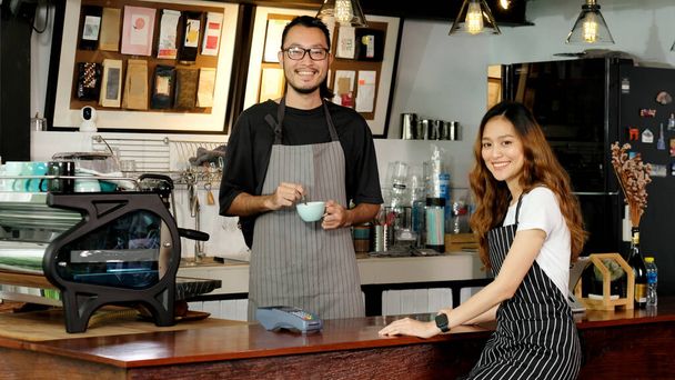 Азиатский владелец малого бизнеса, счастливый азиатский мужчина, женщина-бариста, официант, официантка улыбается в шрифте кафе прилавок, мужчина и женщина партнерства в запуске новой пищевой промышленности и напитков, бизнес-людей концепции
 - Фото, изображение