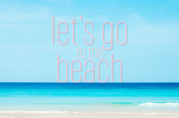 Ας πάμε στην παραλία λέξεις στο θολό τροπική παραλία με bokeh φως του ήλιου κύμα αφηρημένη φόντο. Καλοκαιρινές διακοπές και ταξιδιωτικές διακοπές έννοια. Vintage στυλ χρώματος φίλτρου τόνου. - Φωτογραφία, εικόνα