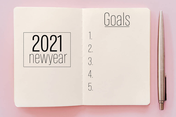 2021 nouveaux objectifs de l'année sur ordinateur portable avec crayon. Fond couleur pastel. - Photo, image