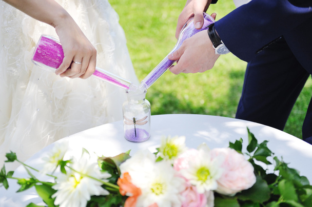 sposa e sposo facendo cerimonia di sabbia durante il matrimonio
 - Foto, immagini