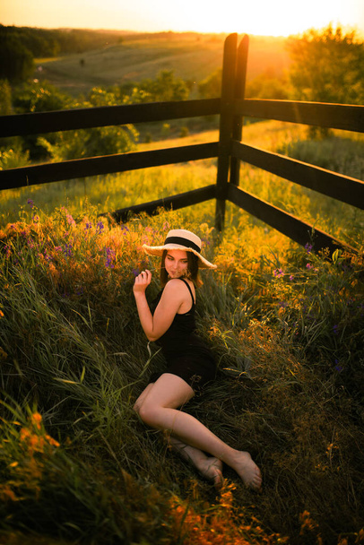 zachód słońca zdjęcie dziewczyny w polu, sukienka, zachód słońca, głębokość pola, profil, kobiety na zewnątrz - Zdjęcie, obraz