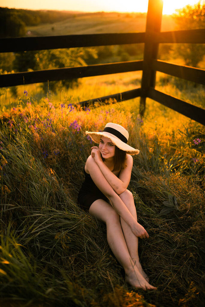 zonsondergang foto van meisje in het veld, jurk, zonsondergang, diepte van het veld, profiel, vrouwen buiten - Foto, afbeelding