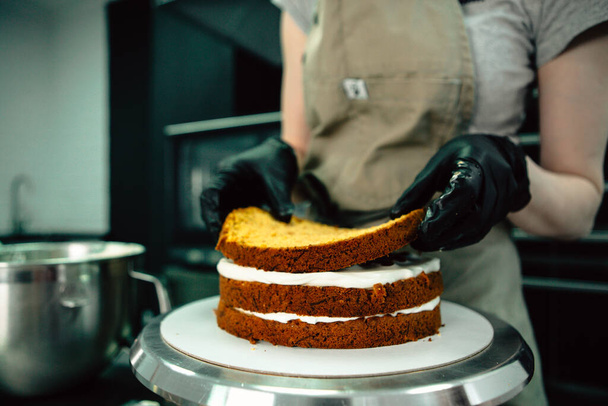 woman making cake in a bakery - Фото, зображення
