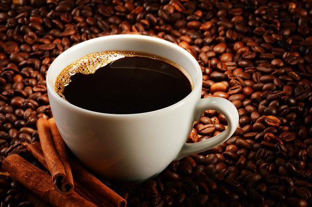 samenstelling met kop van koffie en bonen - Foto, afbeelding