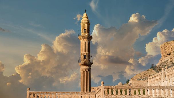 Mardin, Türkei - Januar 2020: Minarett von Ulu Cami, auch bekannt als Große Moschee von Mardin mit dramatischem Himmel - Foto, Bild