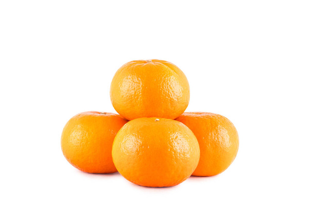 naranja madura sobre fondo blanco fruta agricultura alimentos aislados
 - Foto, imagen