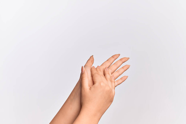 Χέρι καυκάσιας νεαρής γυναίκας αγγίζει παλάμες απαλή, λεπτή στάση ομορφιά - Φωτογραφία, εικόνα