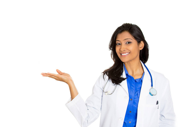 Portrét přátelské usměvavé sebevědomé ženy, zdravotnického pracovníka s laboratorním pláštěm, lékaře ukazujícího na prázdné místo  - Fotografie, Obrázek