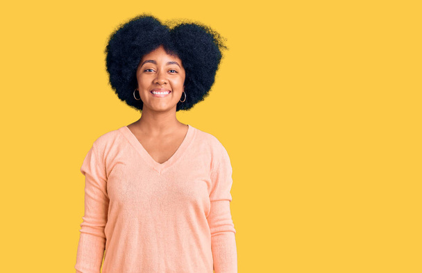 Mladá africká americká dívka v neformálním oblečení se šťastným a chladným úsměvem na tváři. šťastný člověk.  - Fotografie, Obrázek