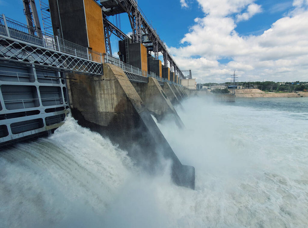 Dubasari (Dubossary), Transnistria, Moldova 'daki Nistru Nehri' ndeki hidroelektrik santrali. Hidroelektrik santrali, su barajı, yenilenebilir elektrik kaynağı, endüstriyel konsept. Küresel çevre sorunları. - Fotoğraf, Görsel