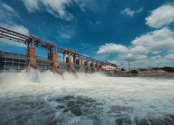 Wasserkraftwerk am Fluss Nistru in Dubasari (Dubossary), Transnistrien, Moldawien. Wasserkraftwerk, Staudamm, erneuerbare Energiequelle, Industriekonzept. Globale Umweltprobleme. - Foto, Bild