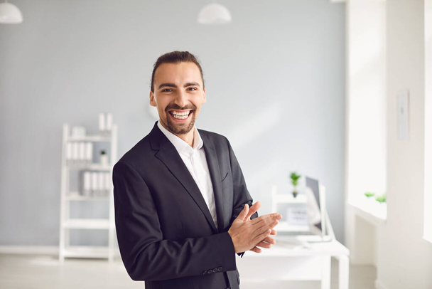 Happy businessman in formal suit standing in office - Φωτογραφία, εικόνα