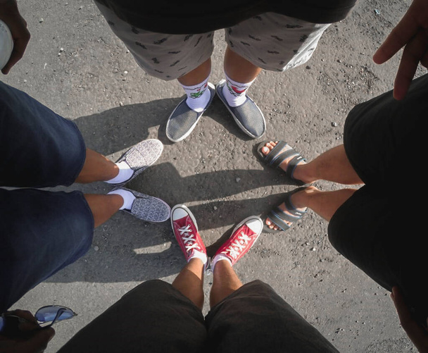 Sahilde ayak ve insan ayakkabıları - Fotoğraf, Görsel