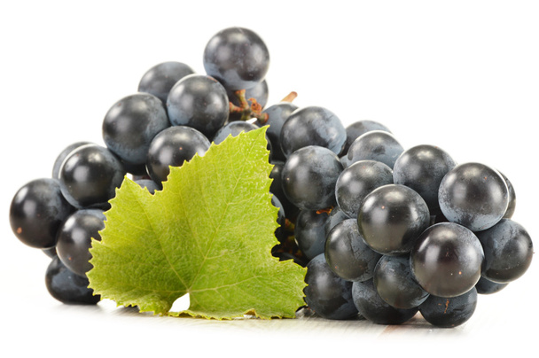 grappolo di uva rossa fresca isolato su bianco
 - Foto, immagini