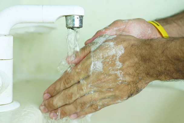 Kuchař myje ruku pod tekoucí vodou. - Fotografie, Obrázek