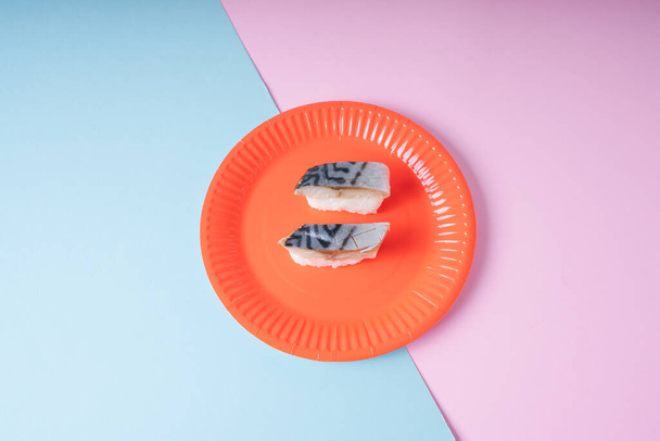 Vista dall'alto - sushi Saba su piatto rosso su sfondo pastello. - Foto, immagini