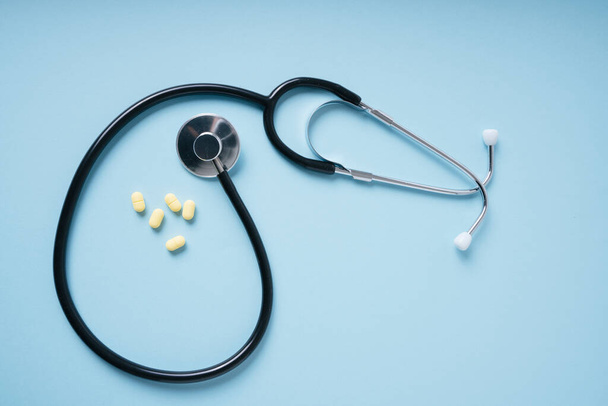 Doctor background - Stethoscope and medicine pills over blue background. - Fotoğraf, Görsel