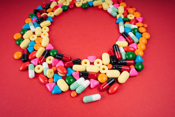 Varidade da medicina colorida em forma de círculo sobre fundo vermelho
. - Foto, Imagem