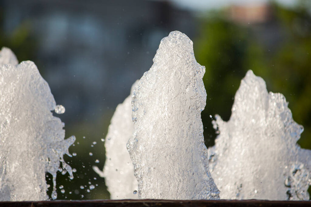 Fragment von fließendem Wasser in einem Stadtbrunnen. - Foto, Bild