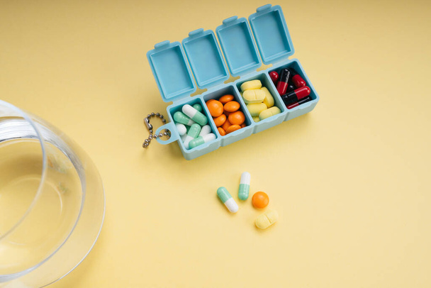 Gyógyszer tabletta belül tabletta sárga háttér. - Fotó, kép