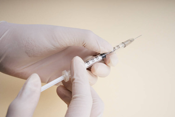 Médico luvas de plástico mão usando seringa isolar sobre fundo branco
.  - Foto, Imagem