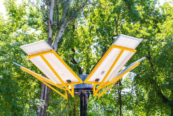 Napelemek telepítése a parkban. Ökológiai energia megújuló napelem  - Fotó, kép