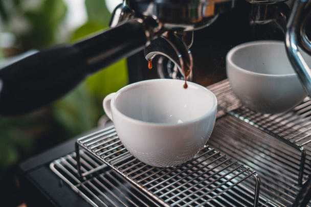 自宅でマシンからコーヒーを作るマシンからカップでコーヒーを - 写真・画像
