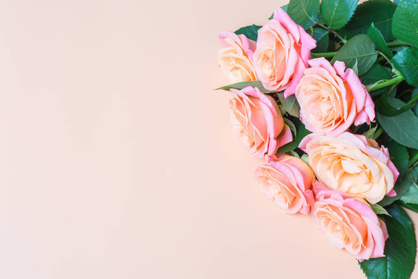 Boeket verse rozen op een roze achtergrond. Plaats van kopiëren - Foto, afbeelding