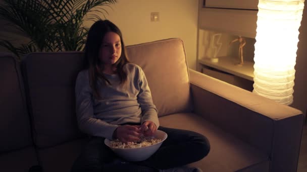 The girl watched a scary movie and throws popcorn towards the TV. - Filmagem, Vídeo