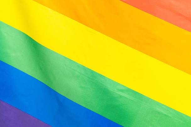 Duhová vlajka, symbol měsíce pýchy LGBT slaví v červnu každoročně společenskou oslavu homosexuálů, lesbiček, bisexuálů, transsexuálů, lidských práv. - Fotografie, Obrázek