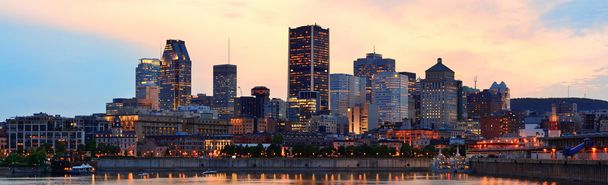 Montreal over rivier in de schemering - Foto, afbeelding