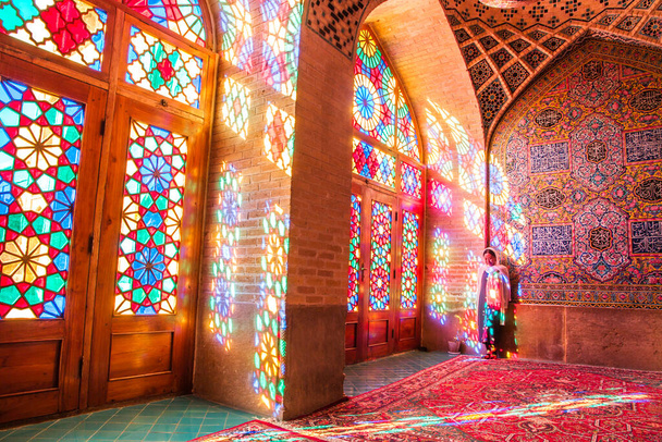 Mozaik fayanslar ve İran İslam Kuran 'ı, Şiraz, İran' dan gelen dini el yazmaları ile süslenmiş ünlü pembe cami..  - Fotoğraf, Görsel