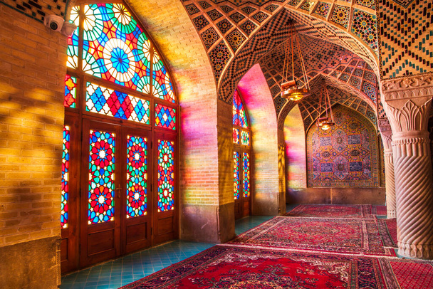 Famosa mezquita rosa decorada con mosaicos y escrituras caligráficas religiosas del Corán Islámico Persa, Shiraz, Irán
.  - Foto, imagen