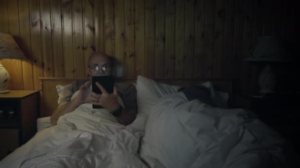 Seniorenpaar liegt im Bett - Filmmaterial, Video