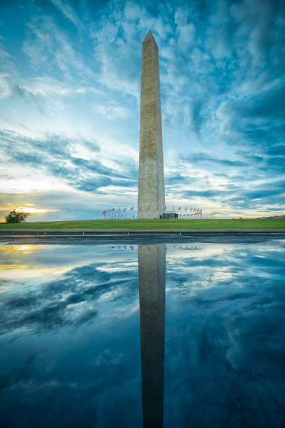 Washington Monument met reflectie (zonsondergang)) - Foto, afbeelding