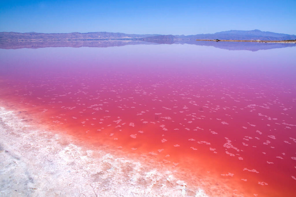 Krásné růžové slané jezero Shirazu, Írán. - Fotografie, Obrázek