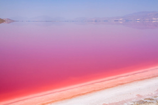 Kaunis vaaleanpunainen suola järvi Shiraz, Iran. - Valokuva, kuva