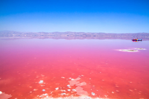 イランのシラーズの美しいピンクの塩湖. - 写真・画像
