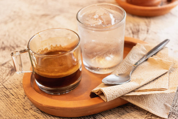 Kawa espresso w szklanym kubku na drewnianej tacy - Zdjęcie, obraz