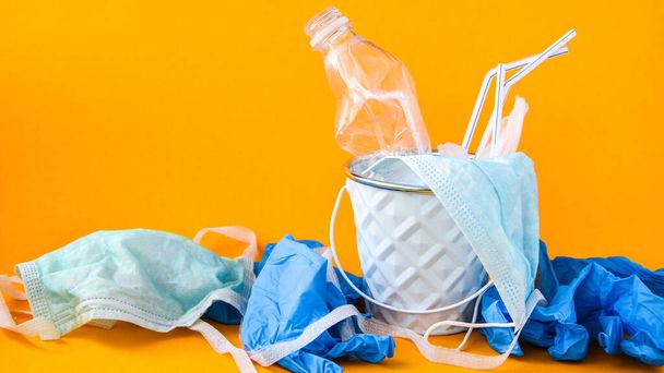 COVID-19医療廃棄物。手袋、マスク、消毒剤の空のプラスチックボトルの処分。個人用保護具PPE使用。パンデミック後のプラスチック汚染。コロナウイルスプラスチックごみ - 写真・画像