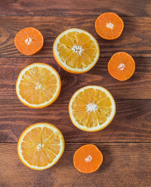 Oranges and mandarins on the wooden background. Fresh fruits. - Foto, Imagen