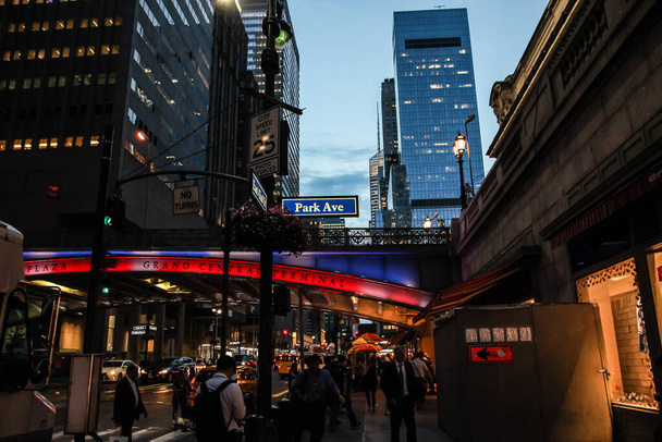 НЬЮ-ЙОРК, Нью-Йорк - 17 августа 2017 года: Летний вечер со светом и оживленной 42-й улицей возле Центрального вокзала
 - Фото, изображение