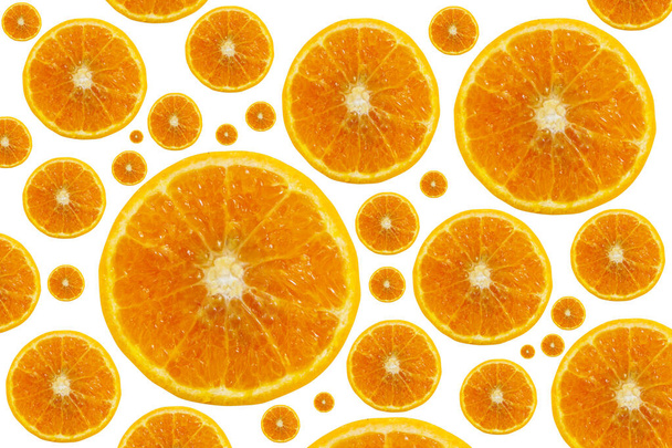 πορτοκάλια κομμένα απομονωμένα σε λευκό φόντο  - Φωτογραφία, εικόνα