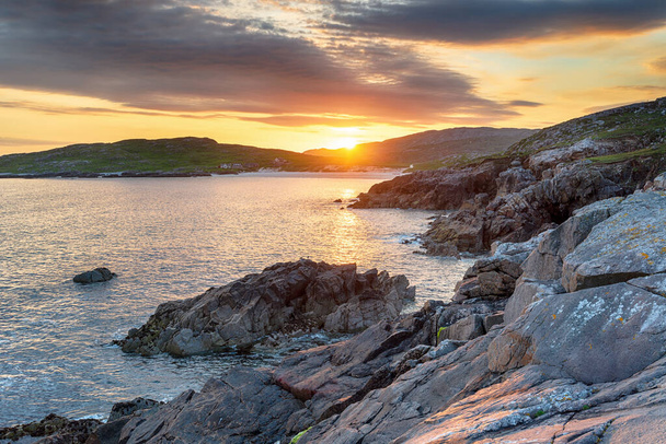 Belo pôr-do-sol sobre Hushinish na Ilha de Harris nas hebridas exteriores da Escócia
 - Foto, Imagem